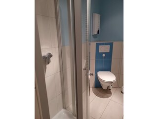 Bad mit Dusche und Waschbecken