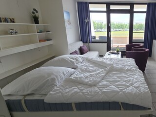 Schrankbett im Wohnzimmer