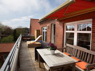 und großem Terrassentisch