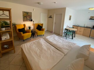 Modernes Apartment ebenerdig Sitzplatz vor dem Zimmer