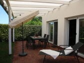 Tolle überdachte Terrasse mit Sitzgruppe und Liegen