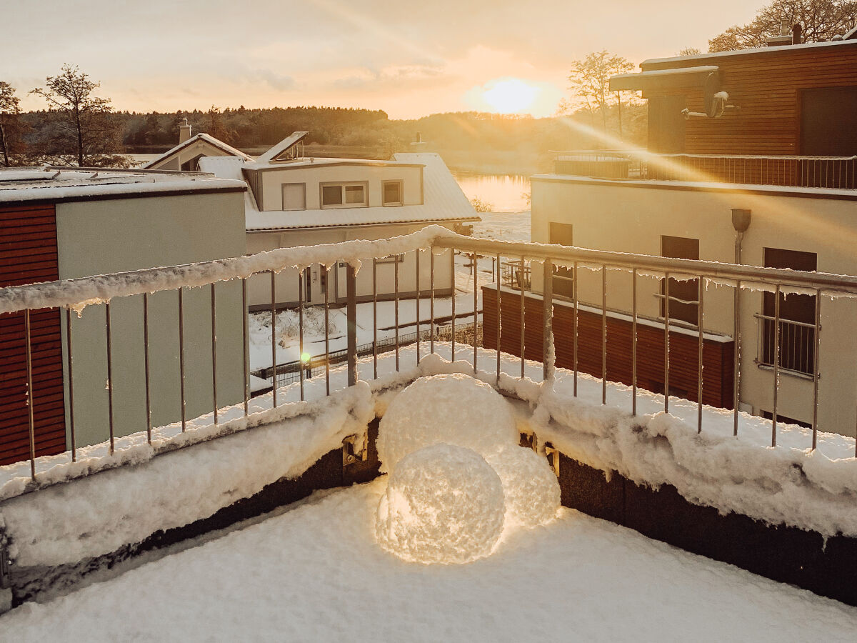 Blick auf den See im Winter