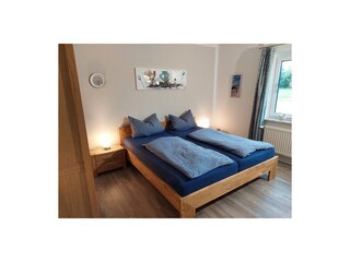 Schlafzimmer unten mit Bett 200x180