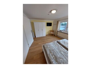 Schlafzimmer 1 oben mit Fernseher