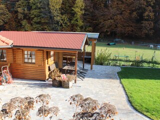 Blick vom Südbalkon auf Blockhütte im Garten