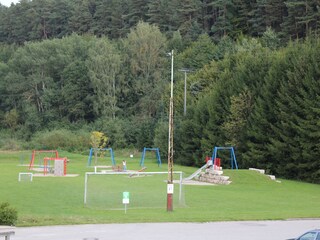 Spielplatz im Ort in ca. 300 m Entfernung vom Quartier