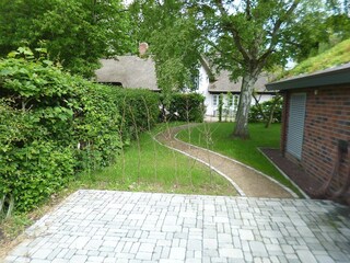 Vom PKW Stellplatz führt der Privatweg zum Haus