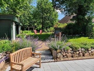 Der parkähnliche Garten bietet Schatten und Sonne