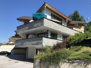 Neben ansicht mit Gondelbahn im Hintergrund