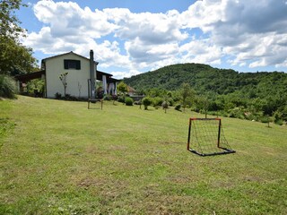 Kinder können im Hinterhof unbeschwert spielen.