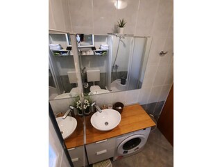 Badezimmer mit Dusche