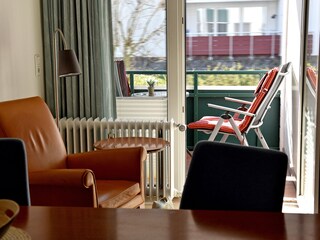 Essbereich mit Blick zum Balkon