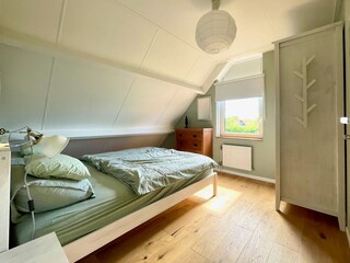 Schlafzimmer oben mit Doppelbett
