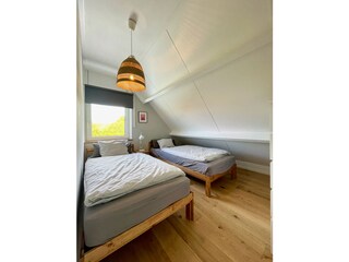 Schlafzimmer oben mit zwei Einzelbetten