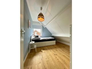 Schlazimmer oben mit Einzelbett
