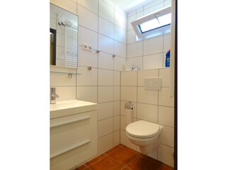 Toilette unten mit Dusche