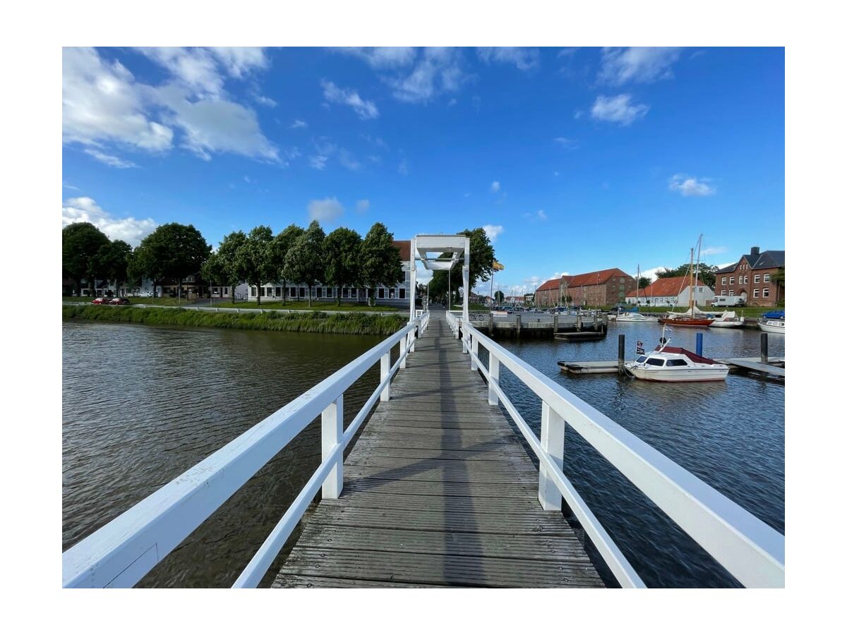 Brücke im Tönninger Hafen