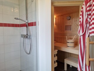 Sauna und Wellnessdusche im Erdgeschoss