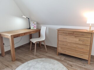 Schlafzimmer mit Schreibtisch
