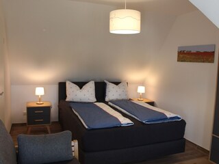 2. Schlafzimmer mit TV