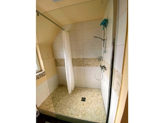 Large shower with river pebbles