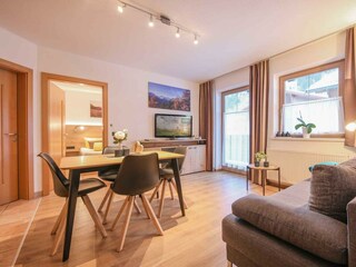 Wohnbereich mit Sitzgarnitur, Sofa und Flat-TV