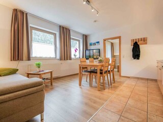 Wohnbereich mit Sitzgarnitur, Sofa und Flat-TV