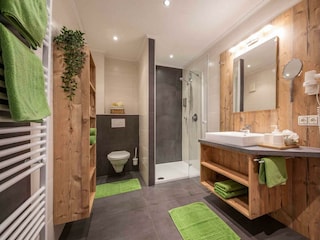 Geräumiges Badezimmer - Ferienwohnung Viktoria