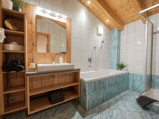Badezimmer mit Dusche und Badewanne