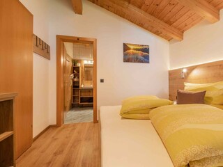 Schlafzimmer mit direktem Zugang ins Badezimmer