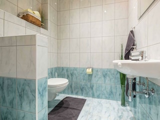 Separates WC mit kleinem Waschbecken