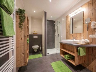 Geräumiges Badezimmer - Ferienwohnung Viktoria