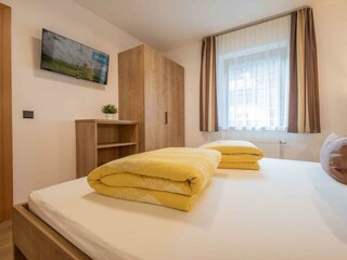 Schlafzimmer m. Fernseher - Ferienwohnung Viktoria