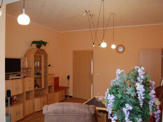 Wohnzimmer mit Blick in Richtung Küche