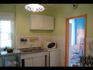 Küche mit Blick zum Bad