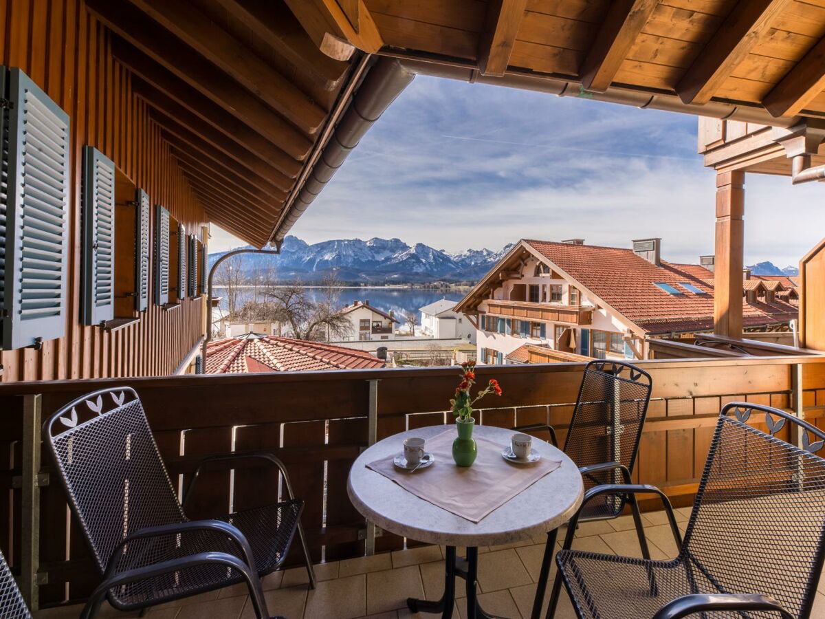 Balkon mit Berg und Seeblick