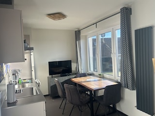 sehr gut eingerichtete Küchenzeile