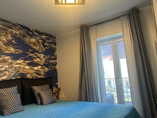 zwei Schlafzimmer mit Boxspringbetten