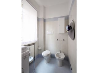 Badezimmer mit Dusche und wasch bedet