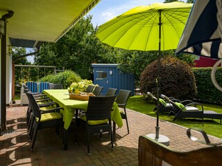 Südterrasse, Schaukeln, Fahrradhaus, Rasenfläche