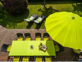 großer Tisch, 2 Sonnenschirme, Designerliegen