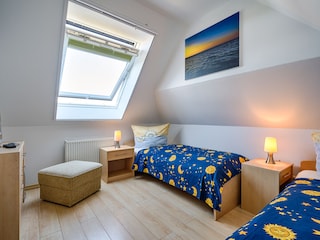 Schlafzimmer mit 2 Einzelbetten, TV