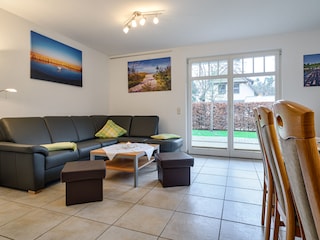 Lederrundecke, Kaminofen, TV, Ausgang zur Terrasse