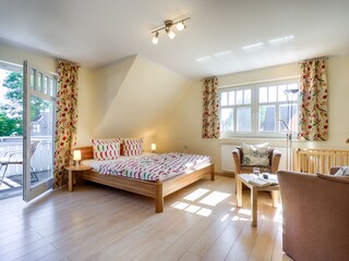 Schlafzimmer mit Ensuite-Bad, TV, Sitzecke, Balkon