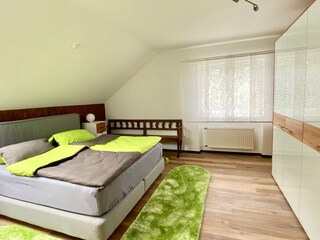 Schlafzimmer mit Boxspringbett