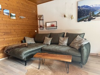 Wohnzimmer mit neuem gemütlichen Ecksofa.