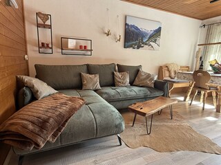 Wohnzimmer mit neuer, gemütlicher Couch.