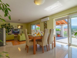 die Wohnung blickt auf die wunderschöne Landschaft