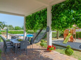die Terrasse im Erdgeschoß, mit Essberiech
