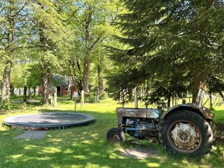 Trampolin und Spieltrecker